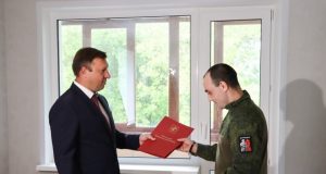 В Ивановском округе участник СВО из детей-сирот получил ключи от квартиры