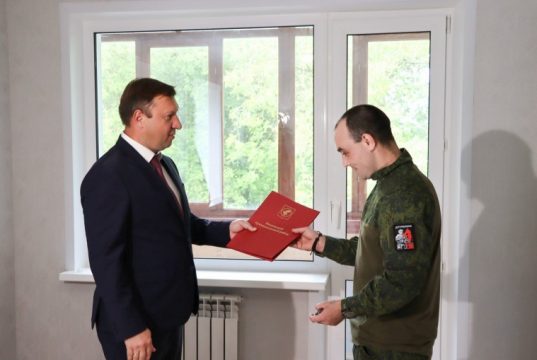 В Ивановском округе участник СВО из детей-сирот получил ключи от квартиры