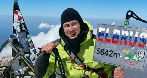 Параальпинист Рустам Набиев потряс участников МФМ-2026 историей о покорении мировых вершин на руках