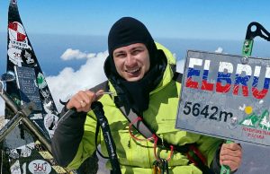 Параальпинист Рустам Набиев потряс участников МФМ-2026 историей о покорении мировых вершин на руках