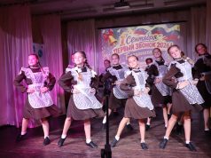 Улыбки, цветы и первый звонок