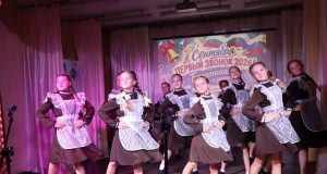 Улыбки, цветы и первый звонок