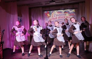 Улыбки, цветы и первый звонок