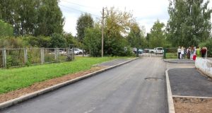 Благоустроена территория у Коляновской средней школы