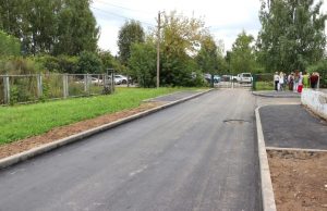 Благоустроена территория у Коляновской средней школы