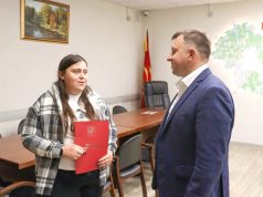 Глава Ивановского округа Сергей Низов поздравил Дарью Тихонову из села Ново-Талицы с важным событием — получением ключей от новой квартиры