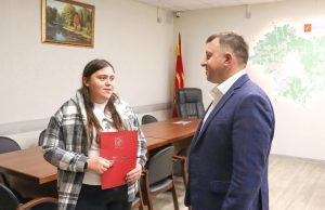 Глава Ивановского округа Сергей Низов поздравил Дарью Тихонову из села Ново-Талицы с важным событием — получением ключей от новой квартиры